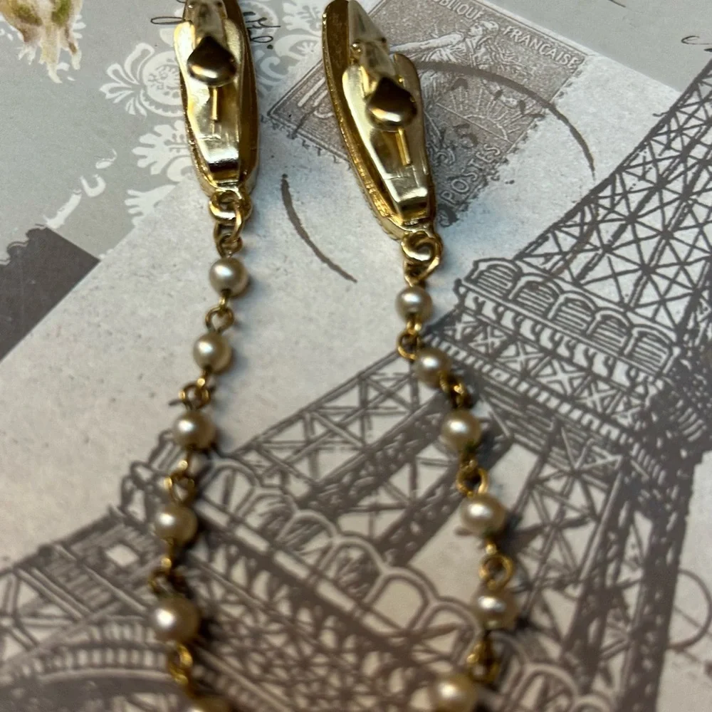 Gorgeous old Vintage pearl sweater pin